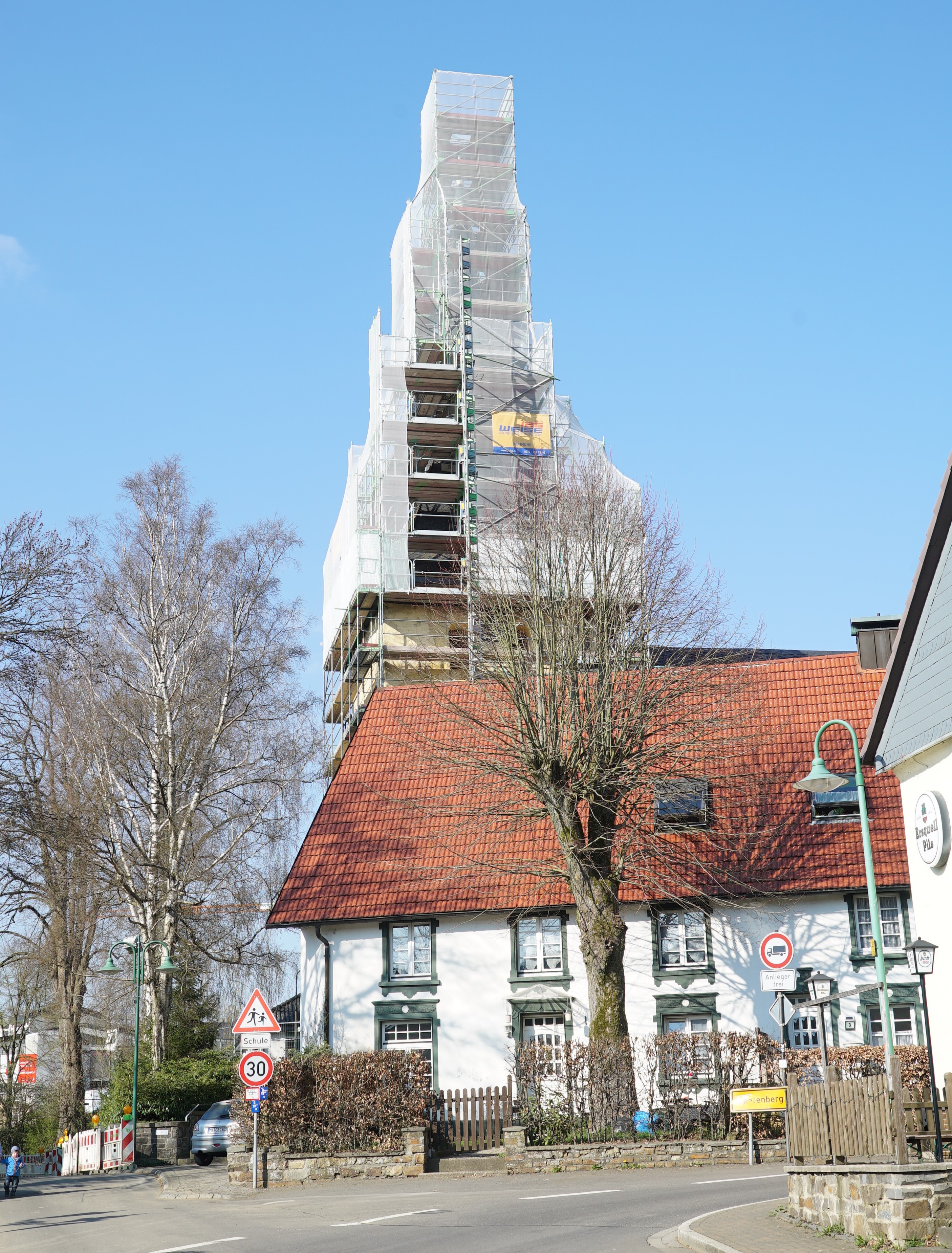 Der verhüllte Kirchturm während der Sanierung des Turmhelms